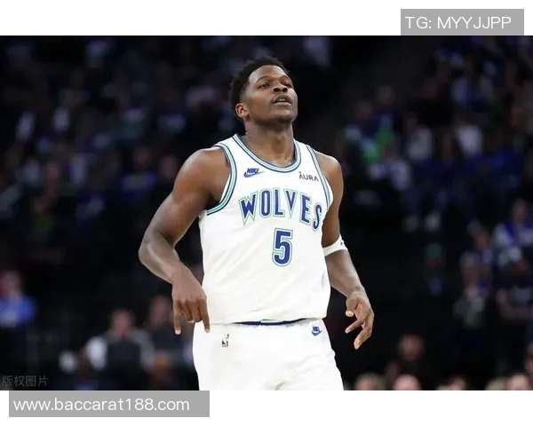 爱德华兹首节表现极端14分闪耀却伴随5次失误与1次技犯 爱德华兹首节表现极端14分闪耀却伴随5次失误与1次技犯